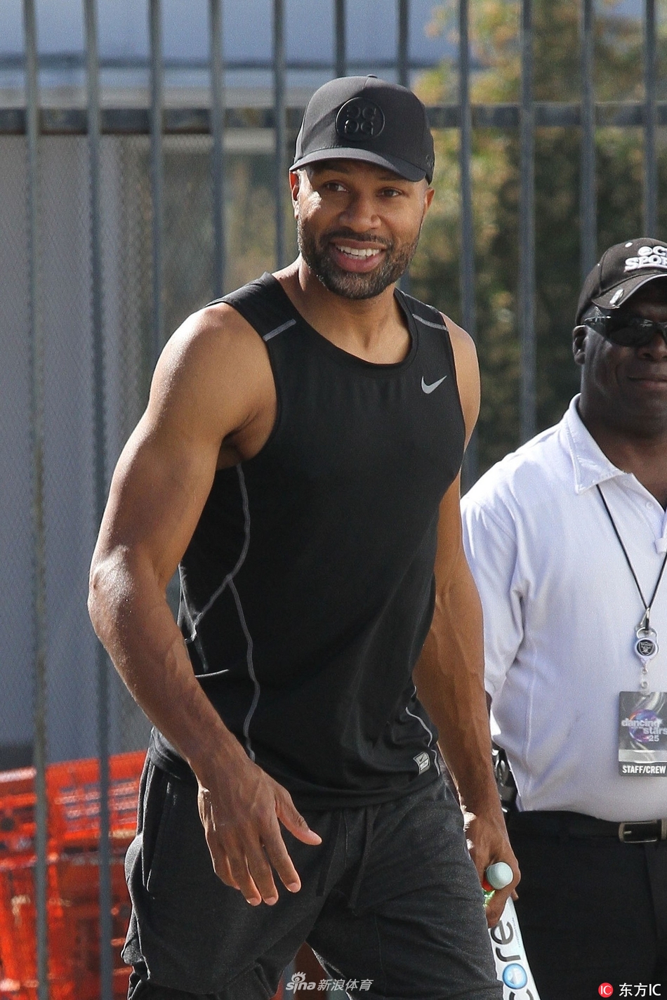 费舍尔与舞伴排练 老鱼身材依旧健硕