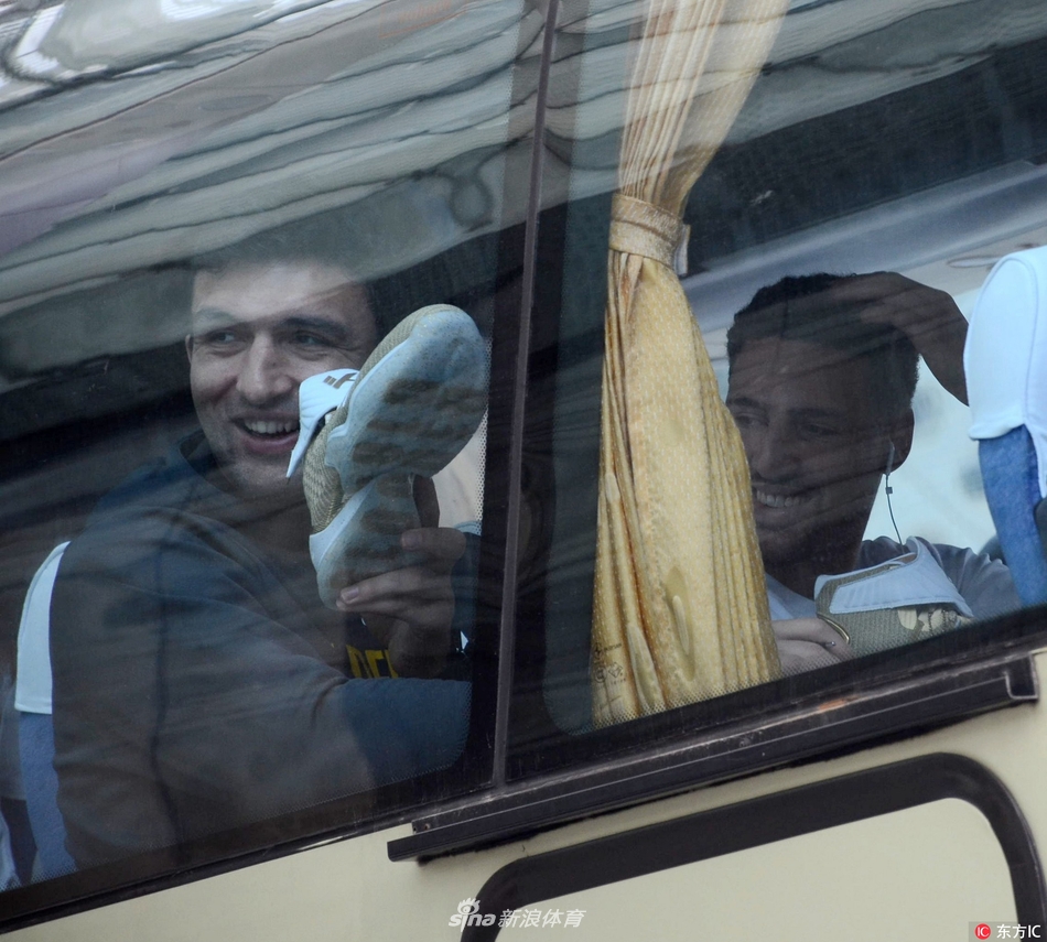 [nba]勇士队坐大巴外出 库里低头玩手机