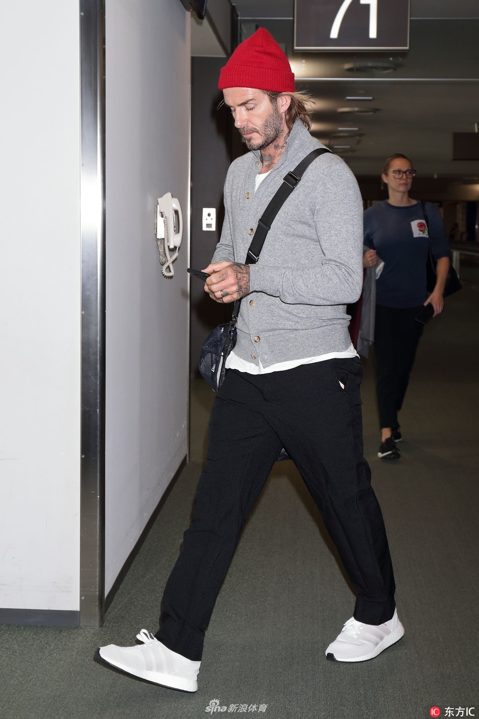 贝克汉姆现身东京头戴小红帽抢眼