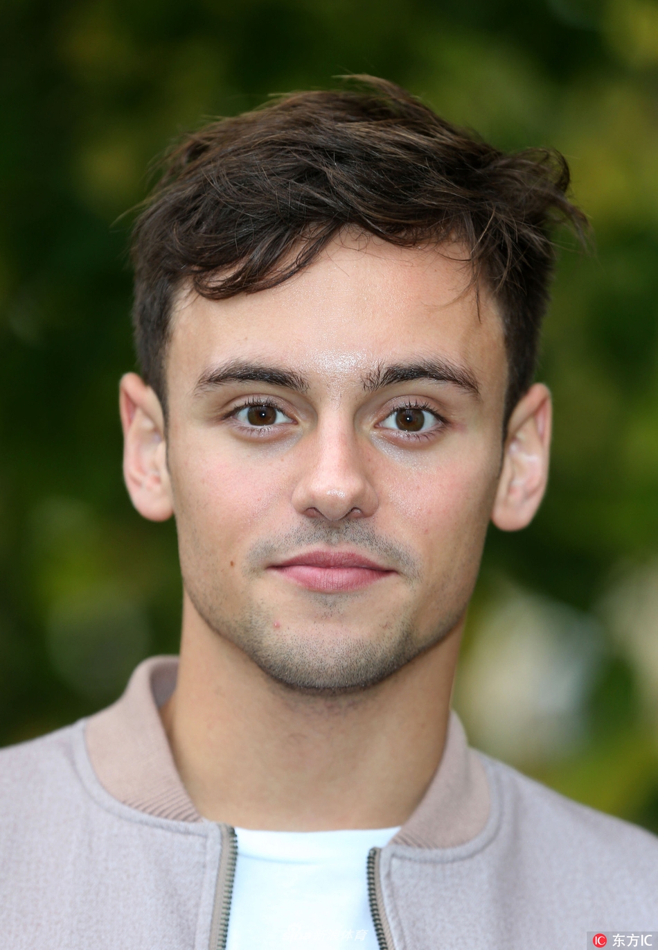 戴利帅气亮相切尔滕纳姆文学节