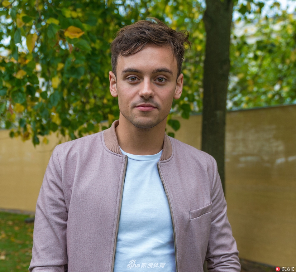 戴利帅气亮相切尔滕纳姆文学节