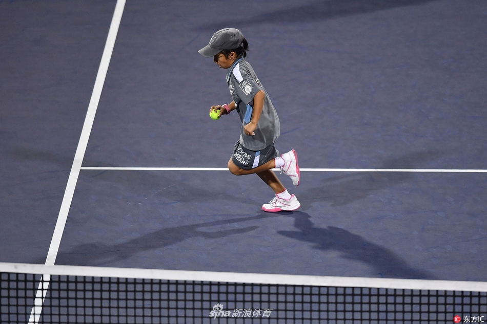 上海大师赛小球童赛场抢眼