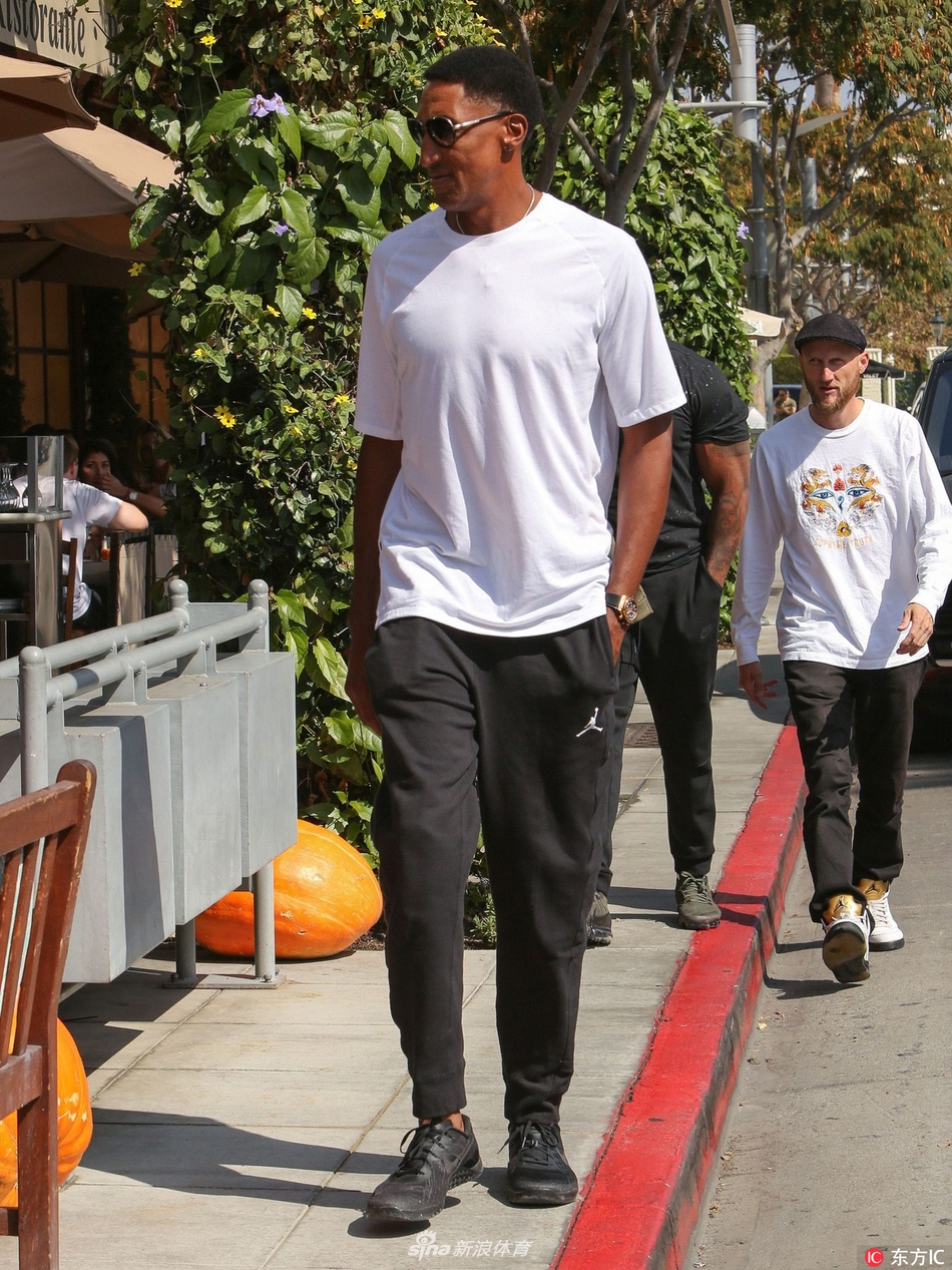 皮蓬独自外出运动休闲风心情好