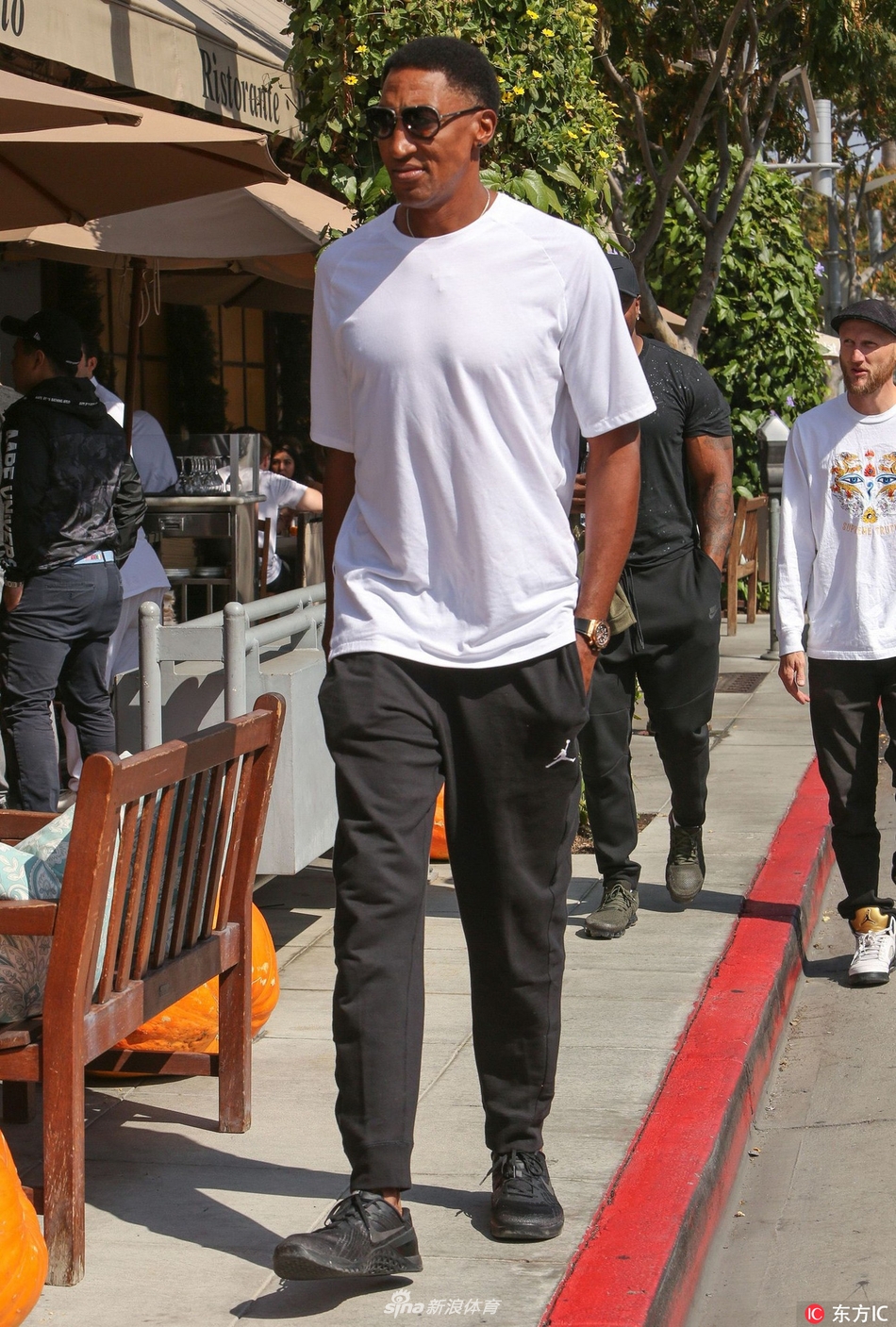 皮蓬独自外出运动休闲风心情好