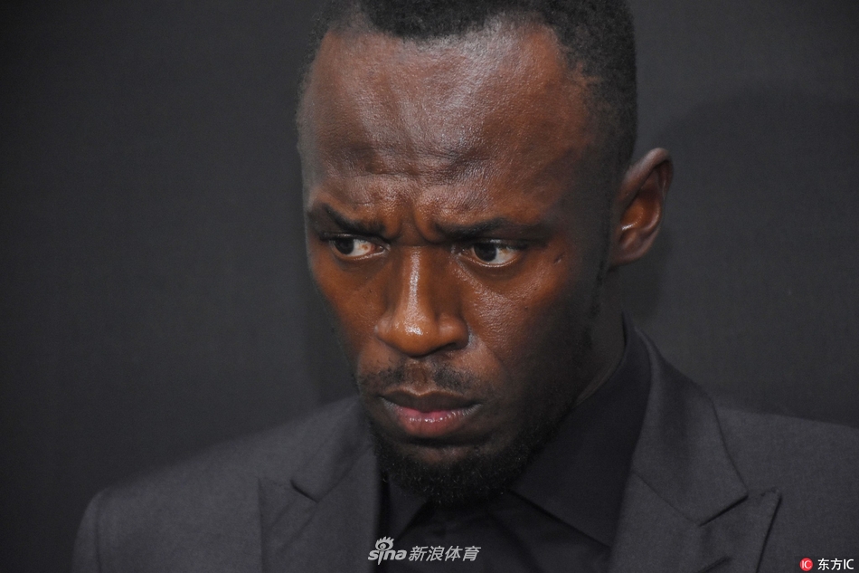 博尔特出席代言西装革履风度翩翩