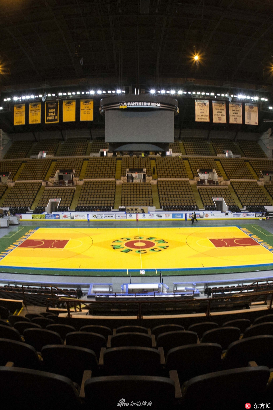 雄鹿主场更换复古地板