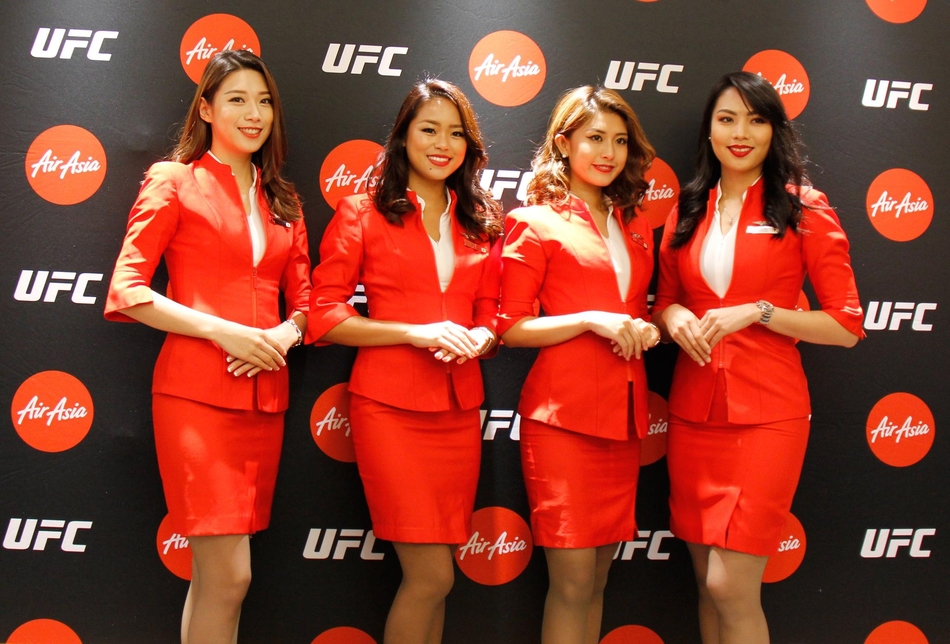 靓丽空姐助阵亚航ufc签约仪式