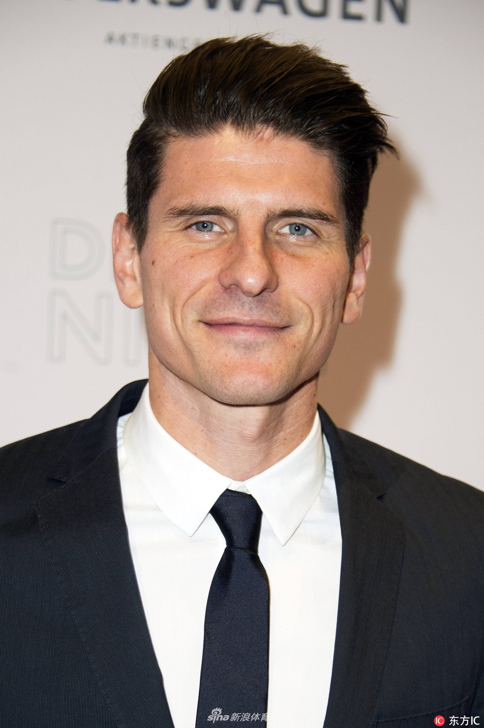 戈麦斯帅气亮相红毯