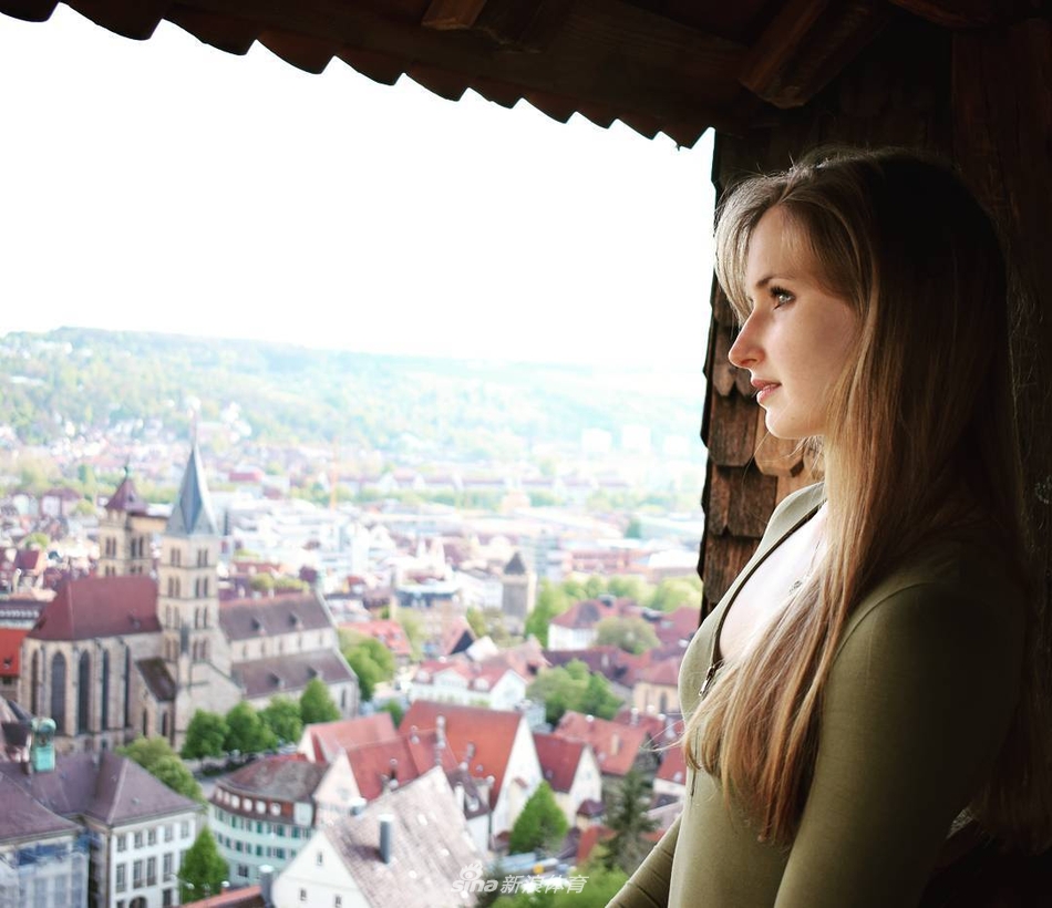 德国美女上演单车芭蕾技艺惊人