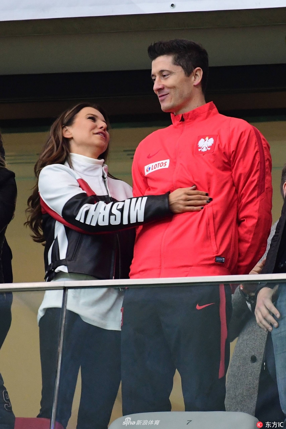 莱万与娇妻看台秀恩爱