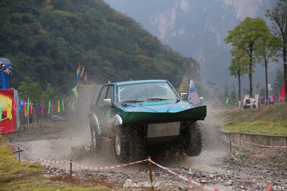 来自全国12个省市的370多名车手竞速昭君故里,尽享速度与激情