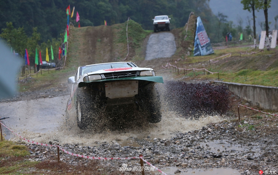 来自全国12个省市的370多名车手竞速昭君故里,尽享速度与激情