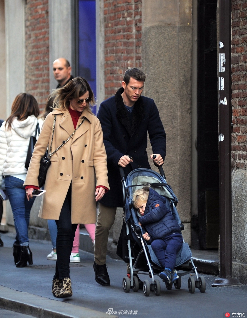 尤文铁卫利希施泰纳携妻儿上街