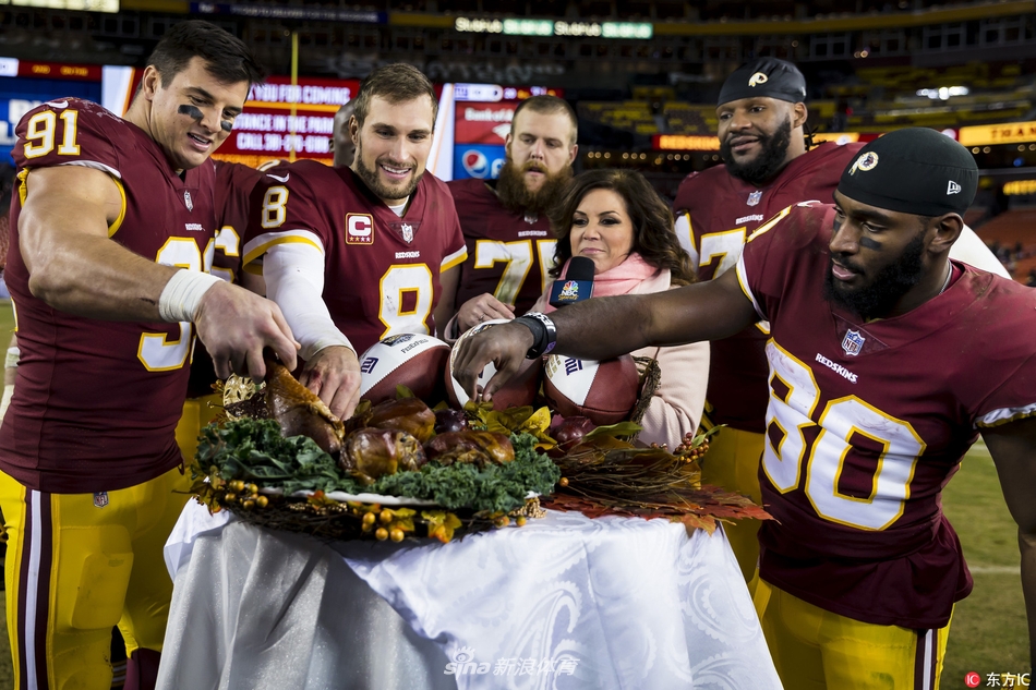 nfl球员赛后吃火鸡腿庆祝感恩节