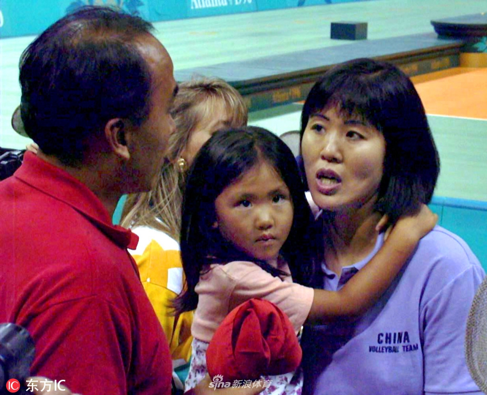 郎平抱着女儿白浪