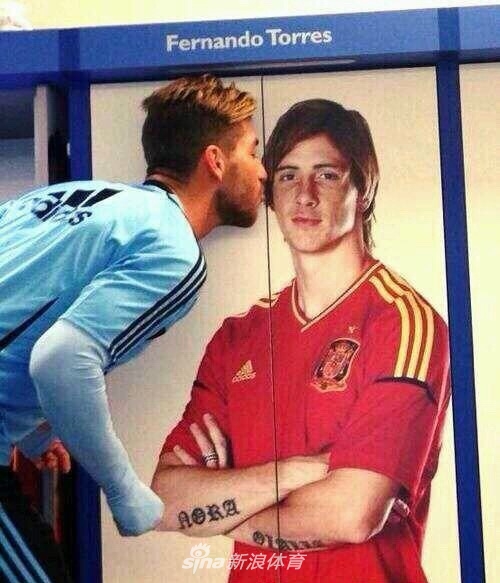 连海报都要亲……