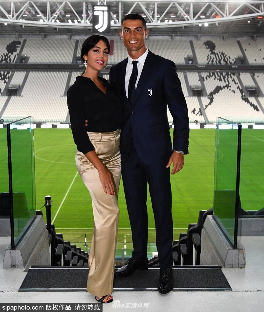 网曝C罗求婚成功 与女友恩爱甜蜜瞬间