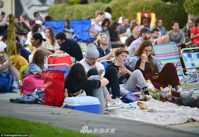 小七变及肩短发与哥哥们看电影