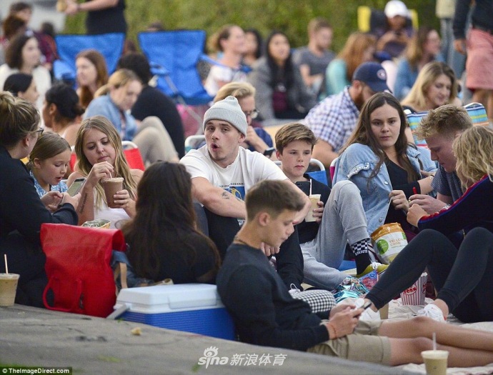 小七变及肩短发与哥哥们看电影