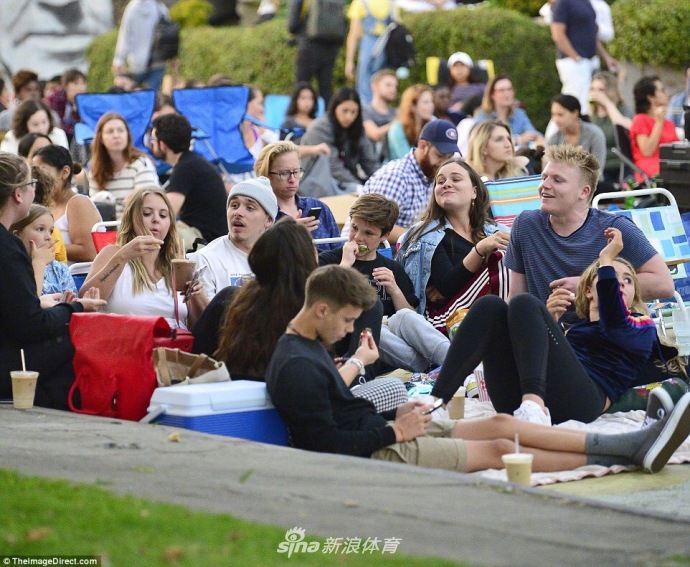 小七变及肩短发与哥哥们看电影