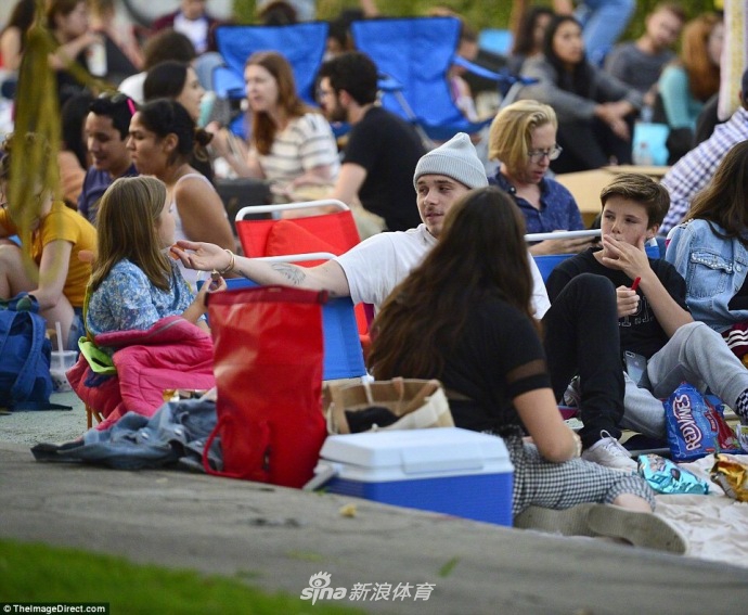 小七变及肩短发与哥哥们看电影