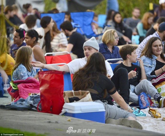 小七变及肩短发与哥哥们看电影