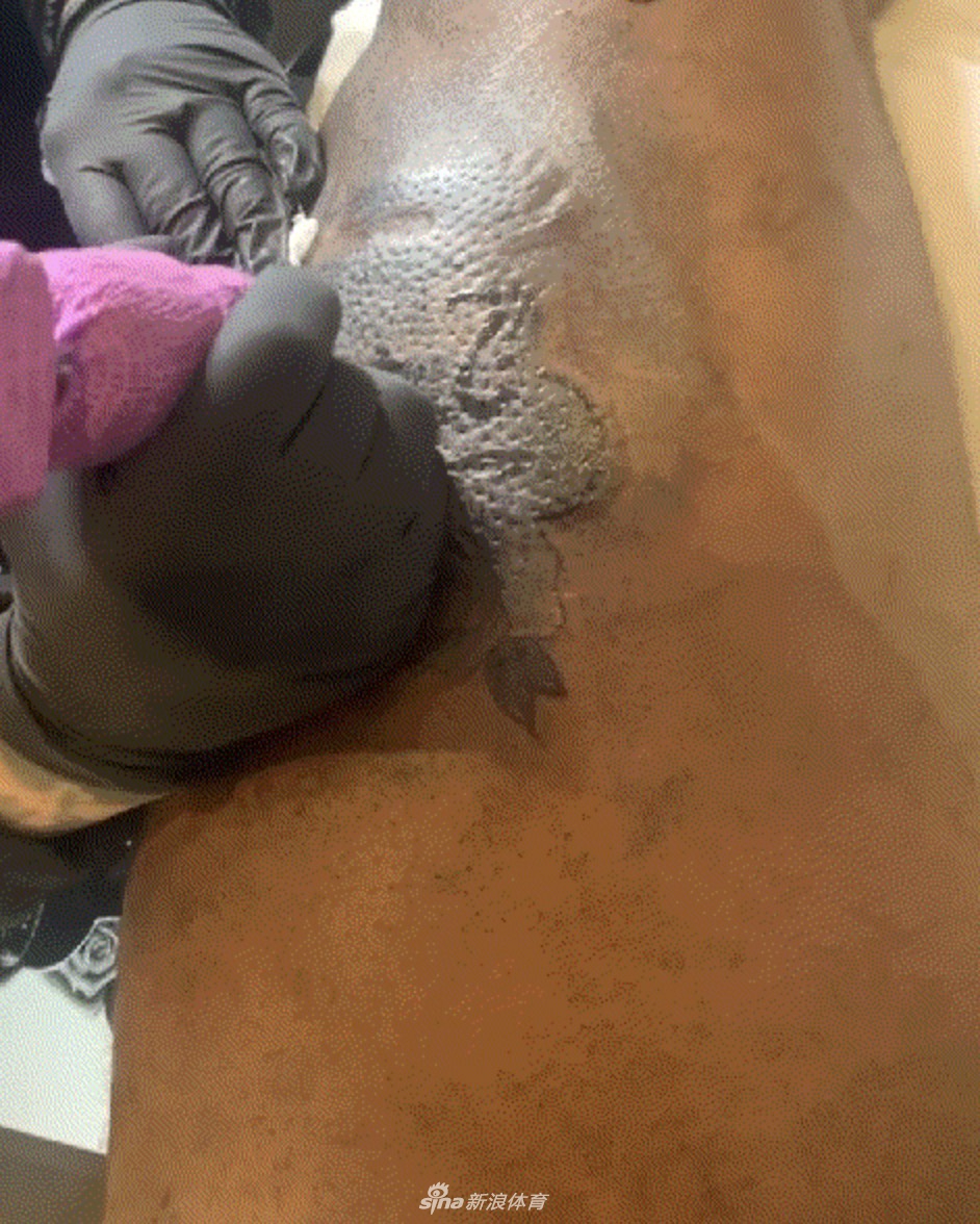 詹姆斯晒曼巴纹身与科比合照