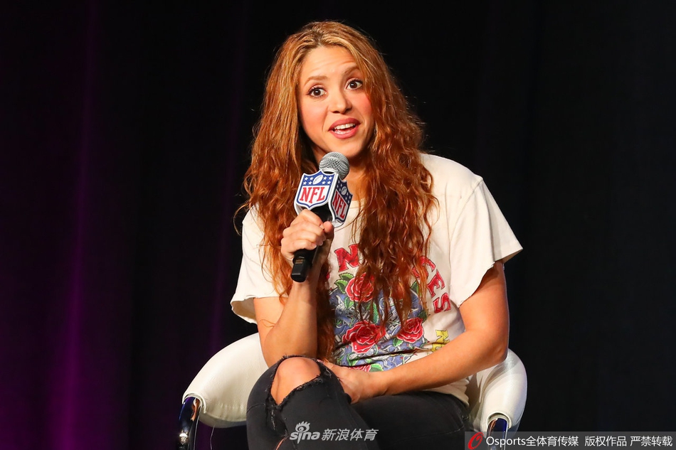 夏奇拉携詹妮弗出席超级碗赛前发布会