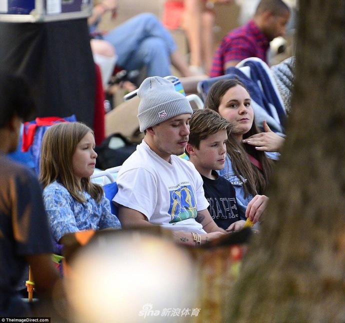 小七变及肩短发与哥哥们看电影