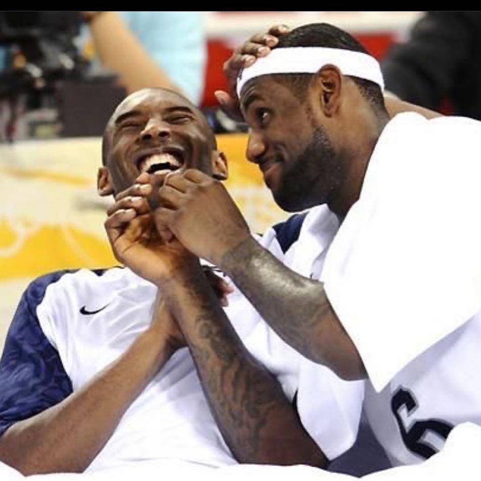 詹姆斯晒曼巴纹身与科比合照