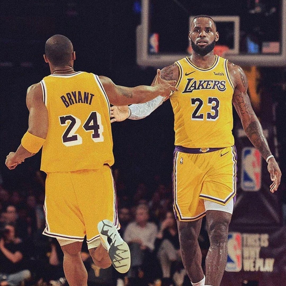 詹姆斯晒曼巴纹身与科比合照