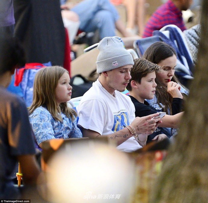 小七变及肩短发与哥哥们看电影