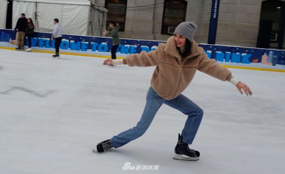 詹娜与西蒙斯约会 大秀滑冰技巧变“冰上飞人”