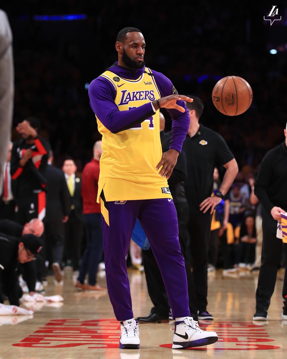 詹姆斯流泪致敬科比