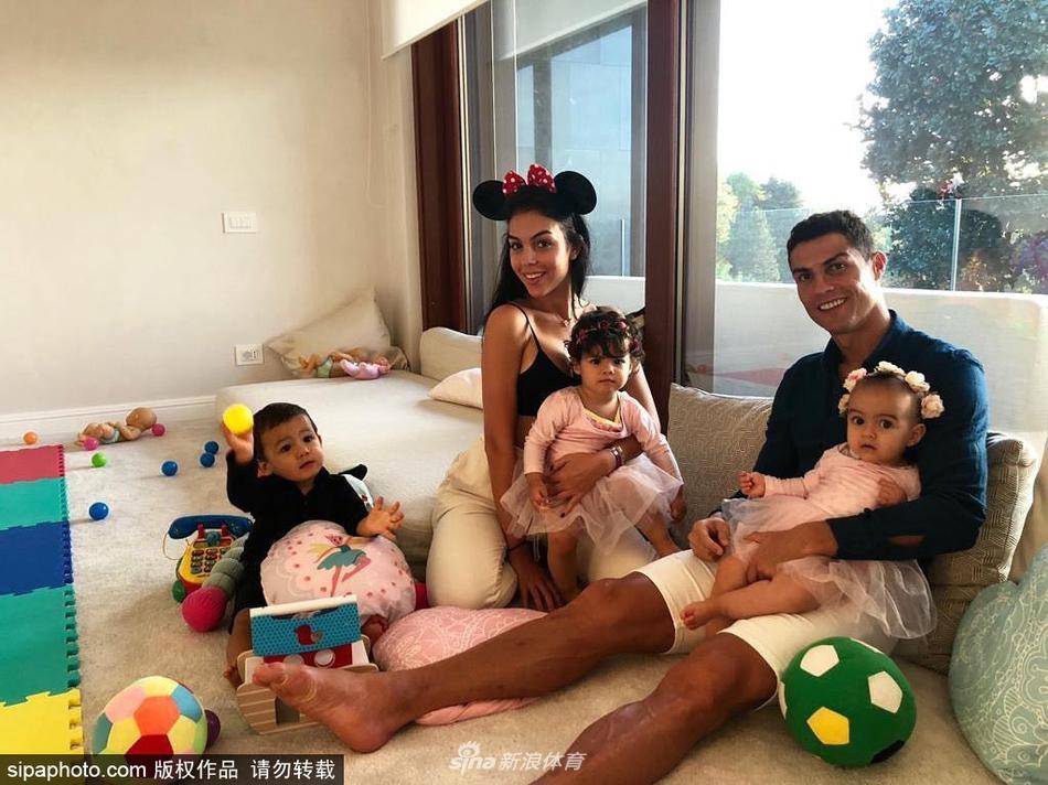 网曝C罗求婚成功 与女友恩爱甜蜜瞬间