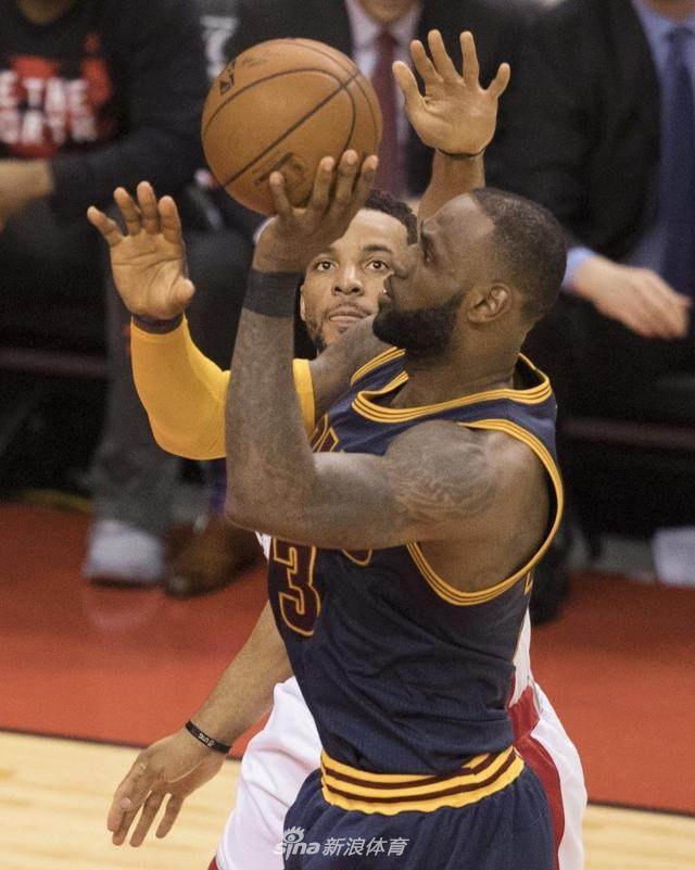 兄弟！你不是右手来着吗！