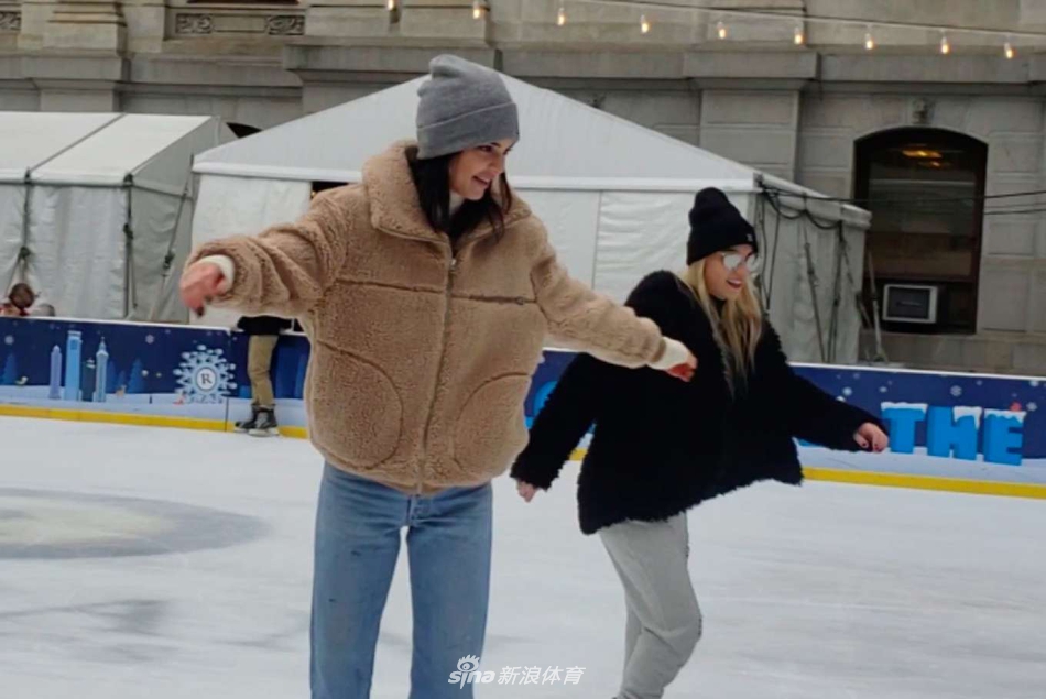 詹娜与西蒙斯约会 大秀滑冰技巧变“冰上飞人”
