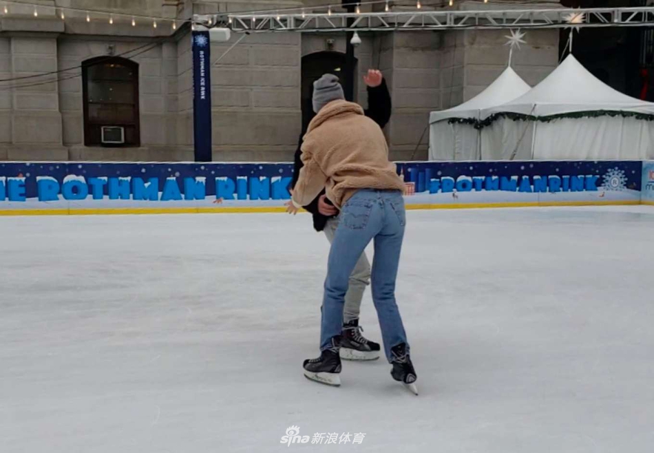 詹娜与西蒙斯约会 大秀滑冰技巧变“冰上飞人”