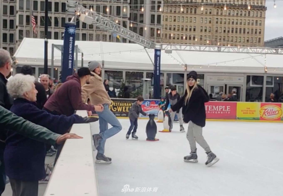 詹娜与西蒙斯约会 大秀滑冰技巧变“冰上飞人”