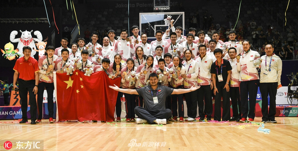 姚明与男篮、女篮球员合影