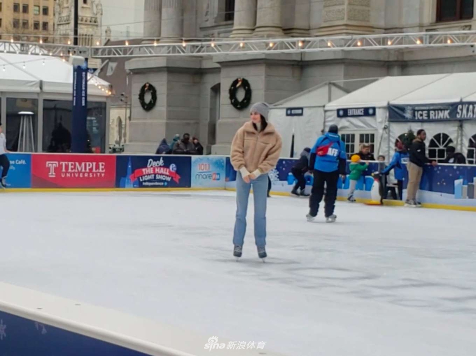 詹娜与西蒙斯约会 大秀滑冰技巧变“冰上飞人”