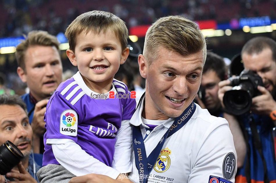 1 / 15 4岁的德国萌娃莱昂是德国中场克罗斯的儿子.