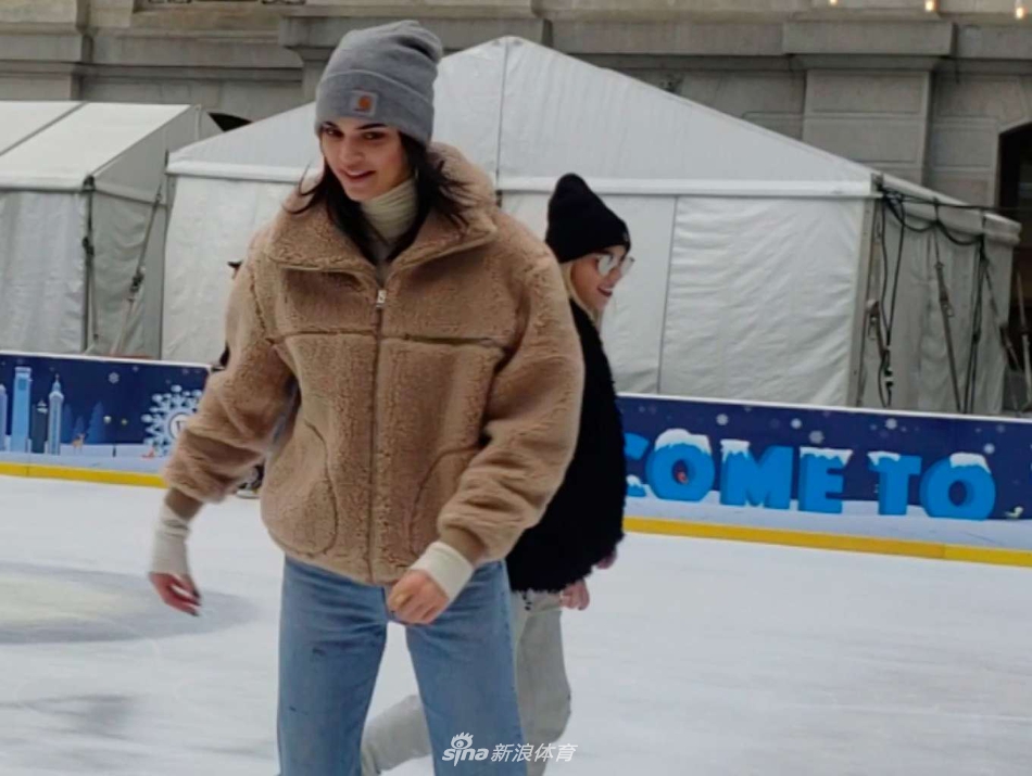 詹娜与西蒙斯约会 大秀滑冰技巧变“冰上飞人”