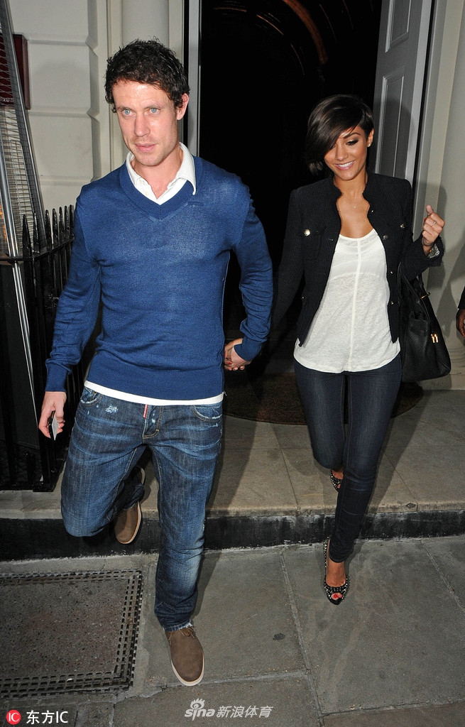 枕边红颜：韦恩-布里奇娇妻性感热辣