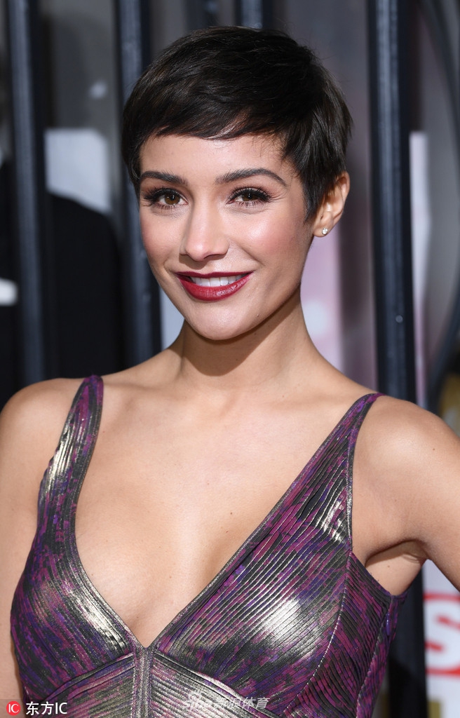 枕边红颜：韦恩-布里奇娇妻性感热辣