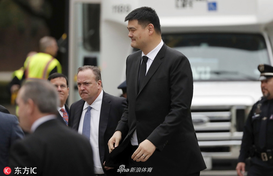 姚明出席老布什追悼会 表情凝重沉痛悼念