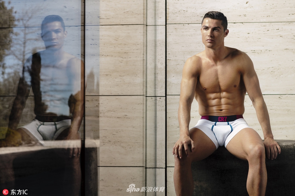 C罗为自家内裤新品拍摄写真