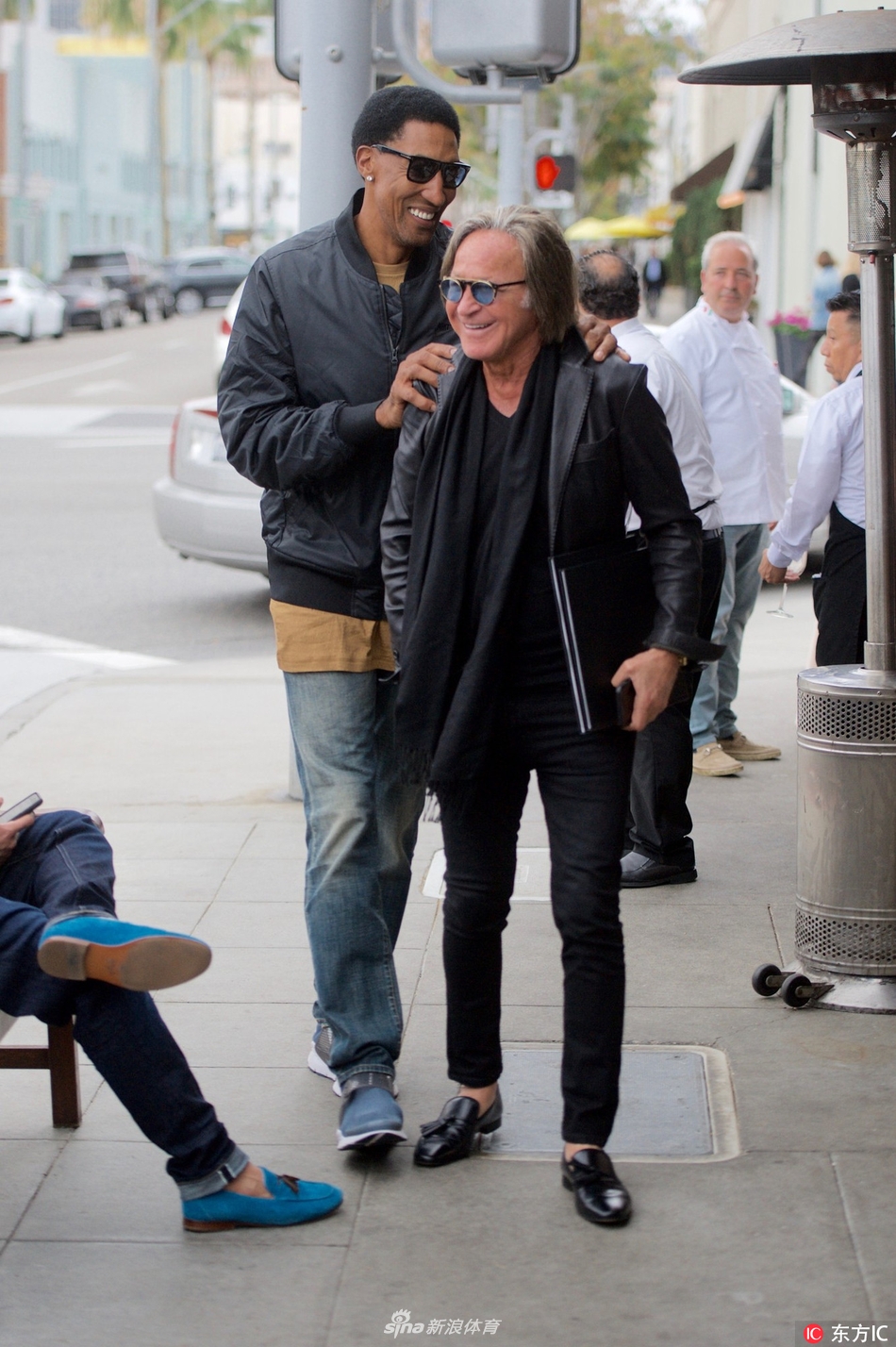 皮蓬与超模父亲逛街勾肩搭背