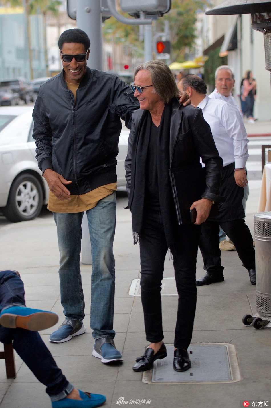 皮蓬与超模父亲逛街勾肩搭背
