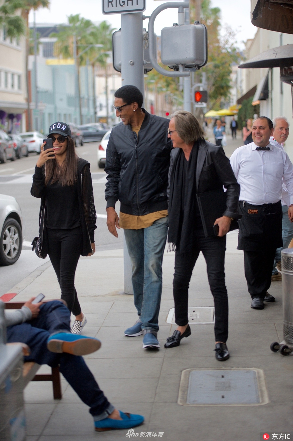 皮蓬与超模父亲逛街勾肩搭背